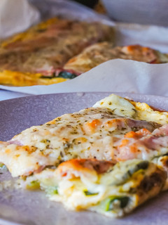 Una foto de Tortilla de calabacín al horno con jamón y queso