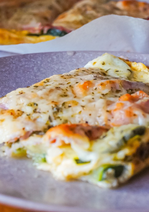 Una foto de Tortilla de calabacín al horno con jamón y queso