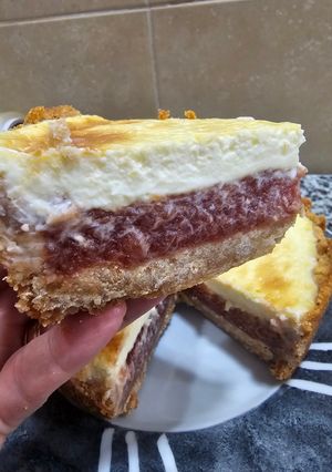 Una foto de Cheesecake de queso y dulce