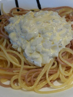 Una foto de Espaguettis con cebolla