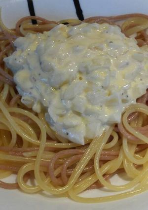 Una foto de Espaguettis con cebolla