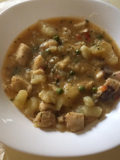Una foto de Caella con patatas en salsa