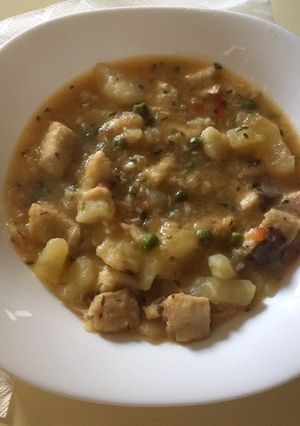 Una foto de Caella con patatas en salsa