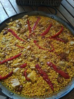 Una foto de Arroz con patas, costillas y garbanzos