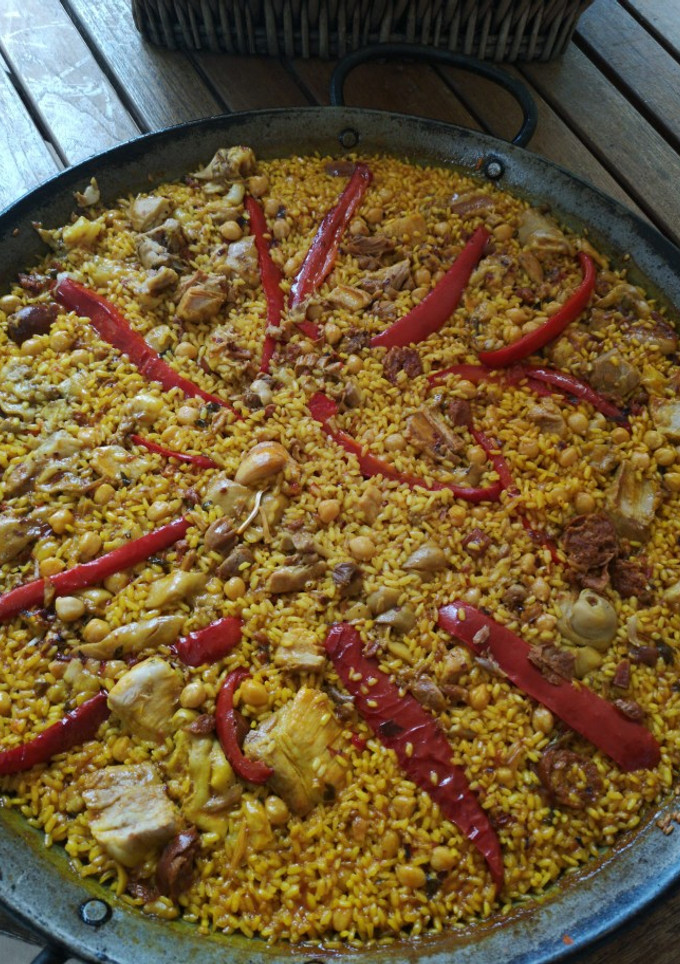 Una foto de Arroz con patas, costillas y garbanzos