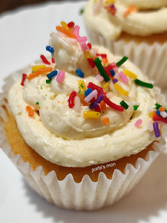 A picture of Vanilla cup cake.