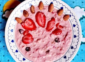 Una foto de Overnight oats con frutillas congeladas 🍓 Porridge de avena y fresas congeladas 🍓