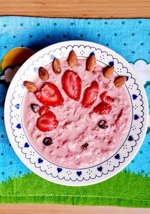 Una foto de Overnight oats con frutillas congeladas 🍓 Porridge de avena y fresas congeladas 🍓