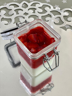 Una foto de Yogur cremoso con fresas y un toque de menta (súper refrescante!)