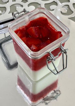 Una foto de Yogur cremoso con fresas y un toque de menta (súper refrescante!)