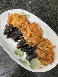 Hình của món Nấm Kim Châm Cuộn Rong Biển Chiên Xù.