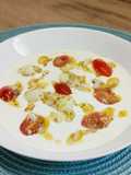 Sopa de ajoblanco con anacardos bacalao y cherrys