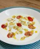 Sopa de ajoblanco con anacardos bacalao y cherrys