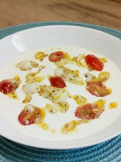 Una foto de Sopa de ajoblanco con anacardos bacalao y cherrys