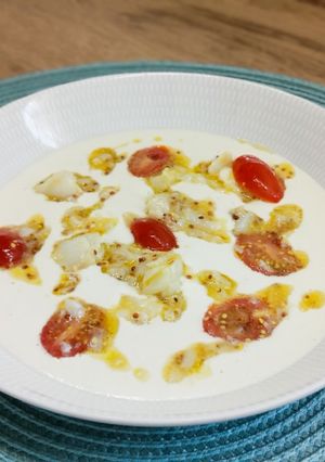 Una foto de Sopa de ajoblanco con anacardos bacalao y cherrys