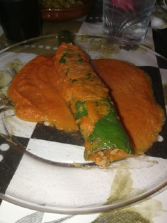 Una foto de Pimientos verdes rellenos de carne en salsa de tomate