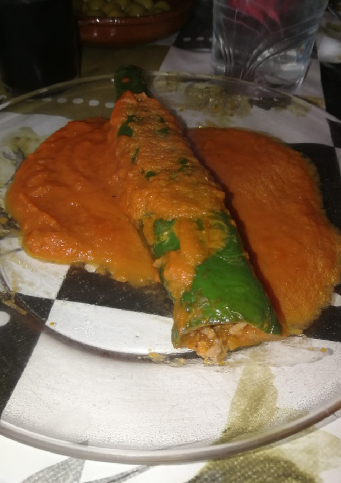 Una foto de Pimientos verdes rellenos de carne en salsa de tomate