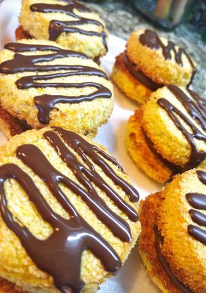 Una foto de Alfajores de Coco 😋😋😋
