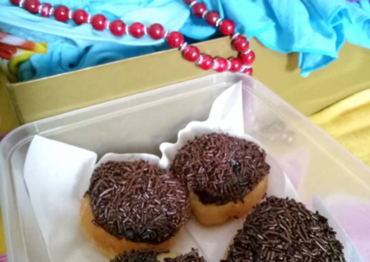 Donat empuk topping coklat