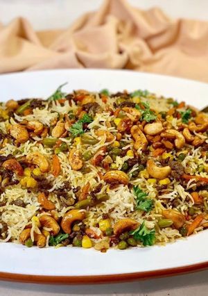 صورة لوصفة أرز مبهر مع الخضار واللحمة المفرومة (اوزي)
