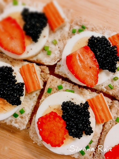 Una foto de 41.🍓Canapés de huevo, fresas y caviar🥚