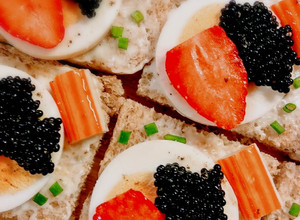 Una foto de 41.🍓Canapés de huevo, fresas y caviar🥚