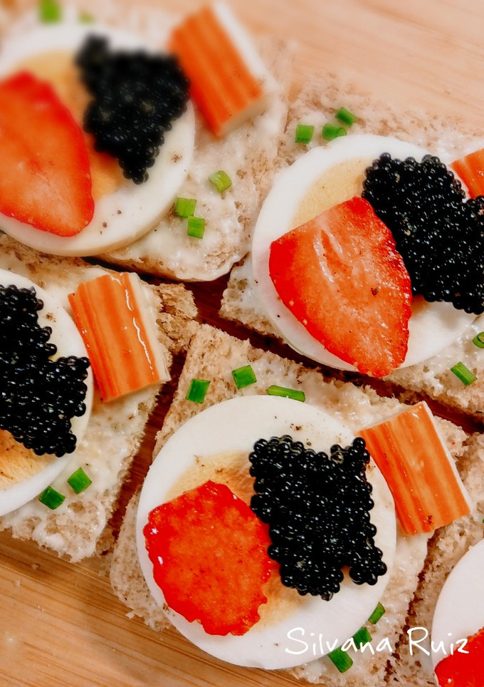 Una foto de 41.🍓Canapés de huevo, fresas y caviar🥚