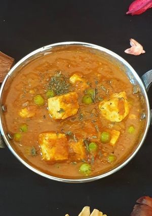 ढाबा स्टाइल मटर पनीर(dhaba style matar paneer recipe in hindi) रेसिपी मुख्य फोटो