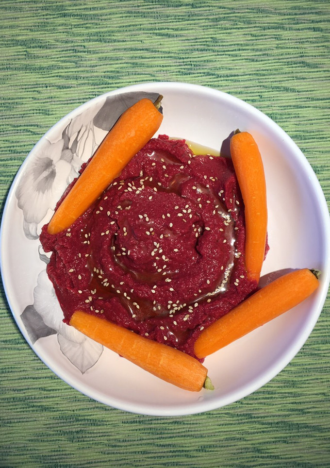 Una foto de Hummus de remolacha