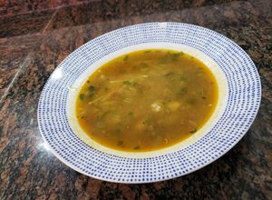 Una foto de Harira. Sopa de legumbres, carne y tomate. Receta marroquí