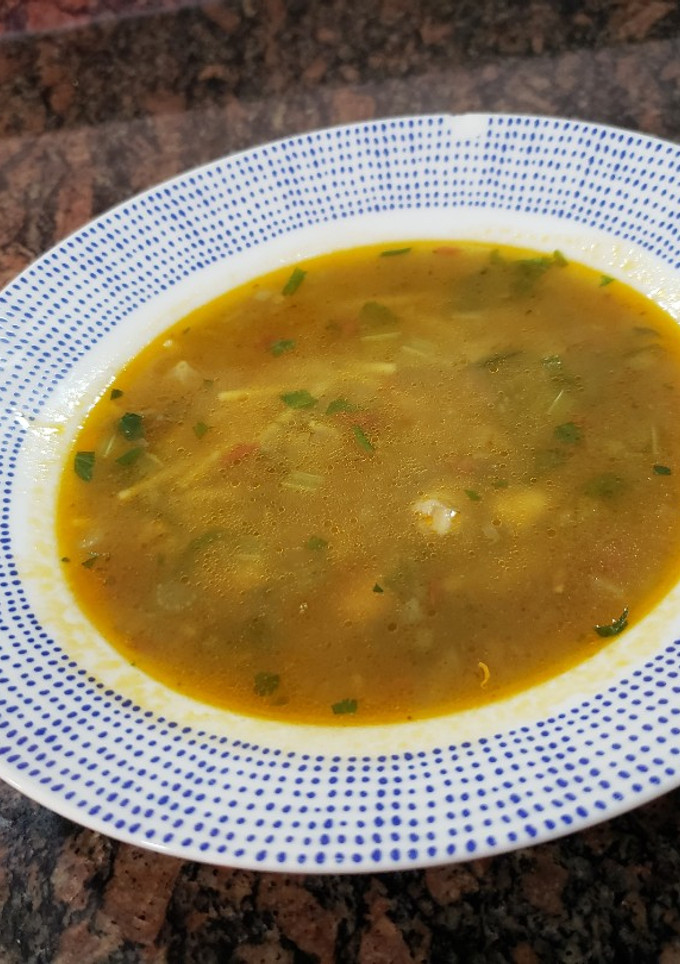 Una foto de Harira. Sopa de legumbres, carne y tomate. Receta marroquí
