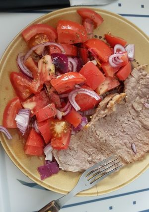 Una foto de Bife angosto con ensalada