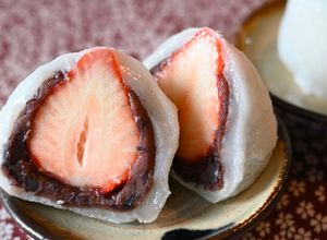 Una foto de Daifuku de fresa al microondas (いちご大福) 🍡🍓【Dulce japonés】