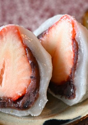 Una foto de Daifuku de fresa al microondas (いちご大福) 🍡🍓【Dulce japonés】