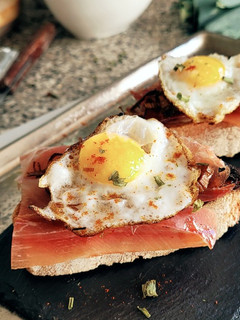 Una foto de Canapés / Montaditos de huevo de codorniz, puerro y jamón serrano