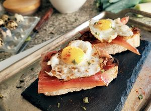 Foto principal de Canapés / Montaditos de huevo de codorniz, puerro y jamón serrano