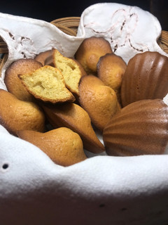 Una foto de Madeleines o magdalenas con mantequilla