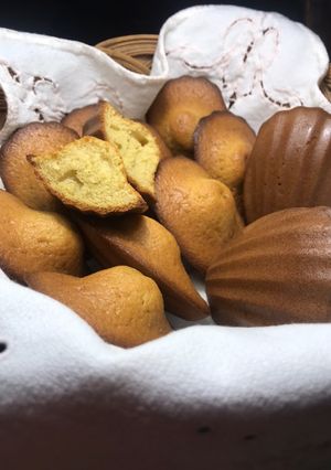 Una foto de Madeleines o magdalenas con mantequilla