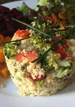 Una foto de Cus-cus con vegetales