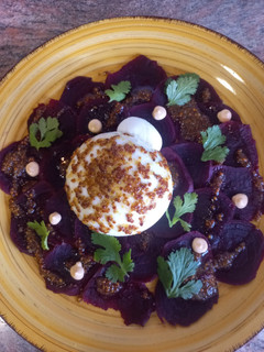 Una foto de Carpaccio de remolacha y burrata
