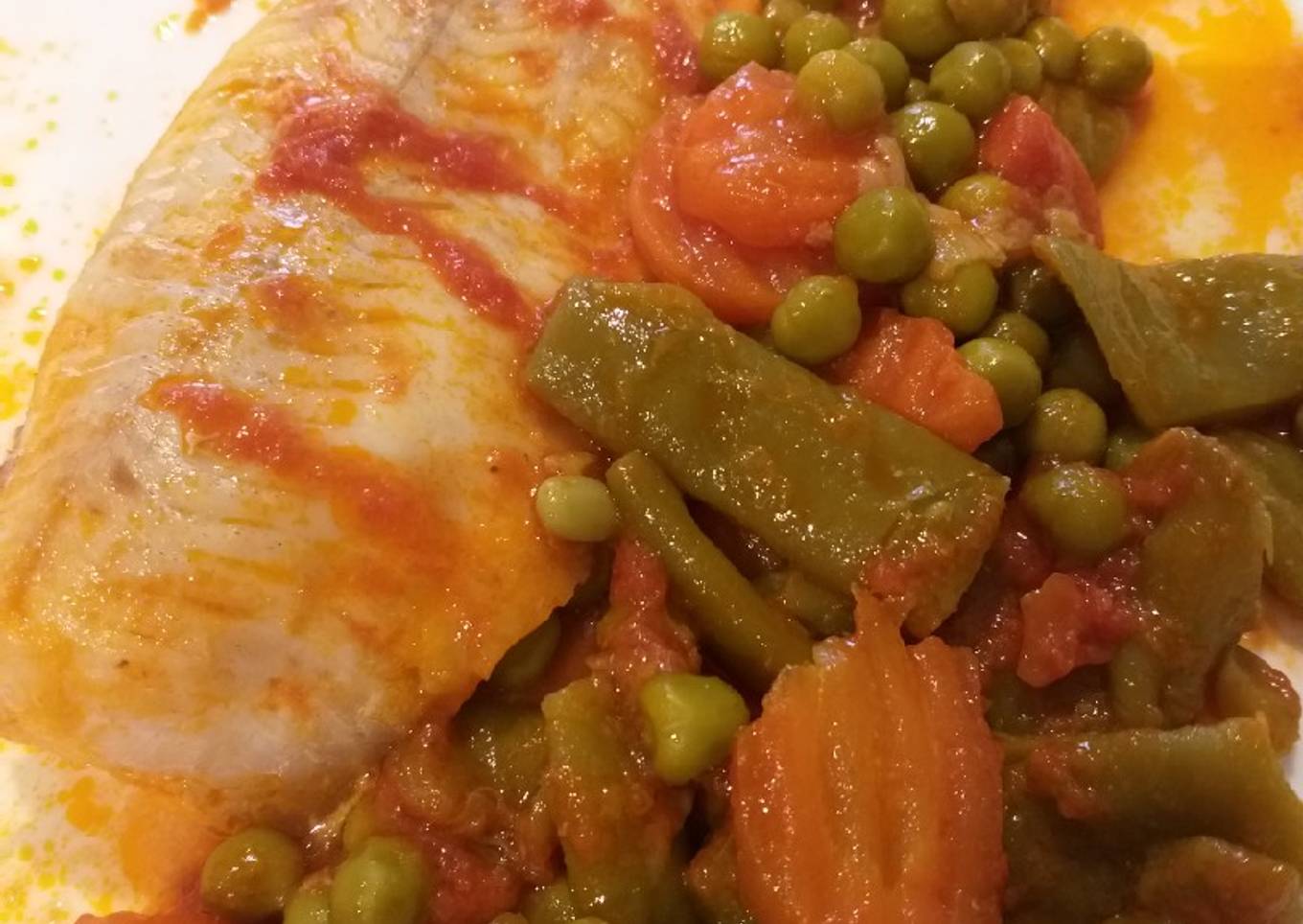 Filetes de merluza al horno con menestra