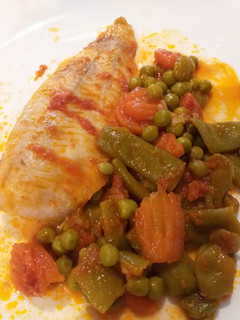 Una foto de Filetes de merluza al horno con menestra
