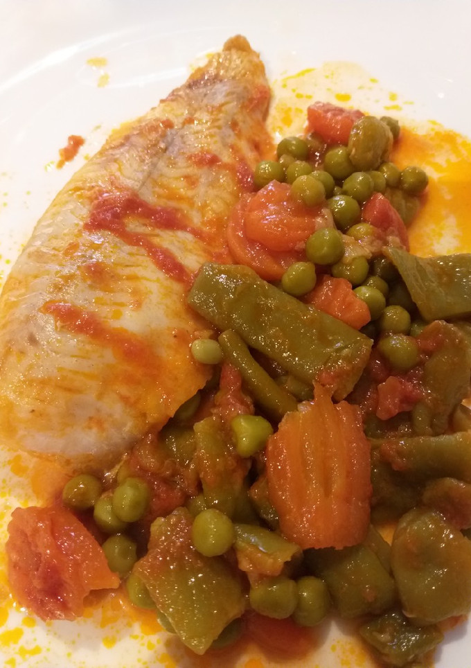 Una foto de Filetes de merluza al horno con menestra