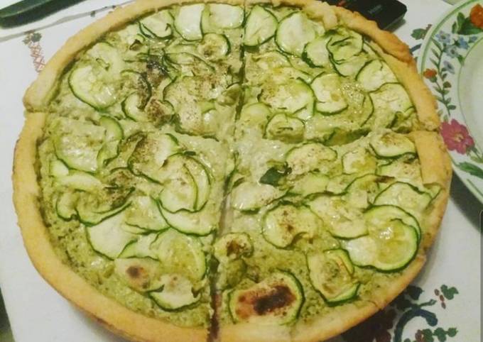 Crostata salata con ricotta, pesto e zucchine