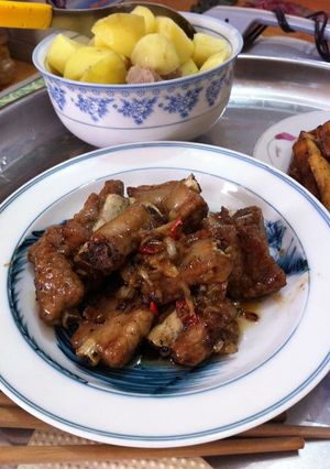Hình của món Sườn sốt chua ngọt.