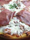 Prepizza con lonchas finas de jamón serrano