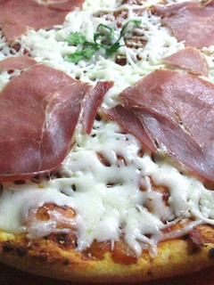 Una foto de Prepizza con lonchas finas de jamón serrano