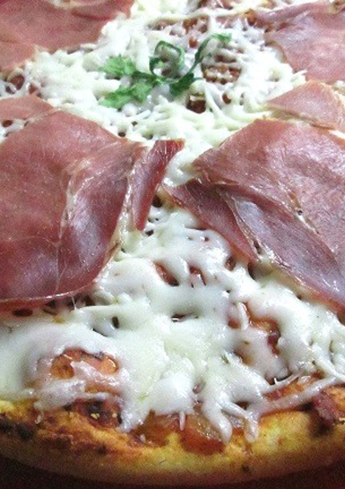 Una foto de Prepizza con lonchas finas de jamón serrano