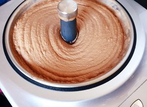 Une photo de Glace au chocolat 🍫 et glace au chocolat 🍫 éclats de cookies #juin