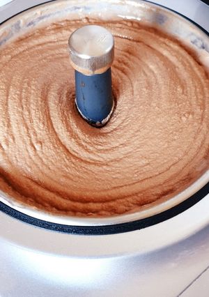 Une photo de Glace au chocolat 🍫 et glace au chocolat 🍫 éclats de cookies #juin